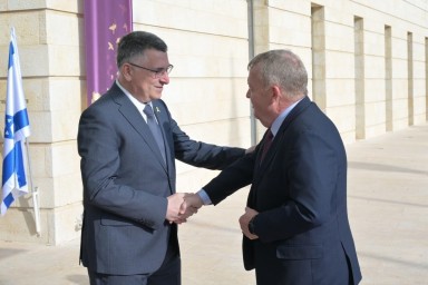 Глава МИД Саар: ЕС обязан выразить свою позицию о выплатах террористам и подстрекательстве  ПА