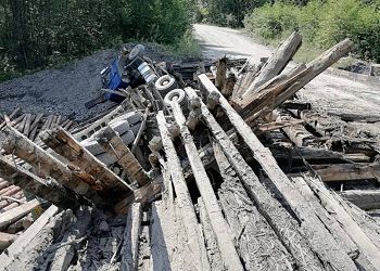 Большегруз «проломил» мост на севере Приамурья