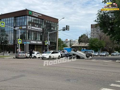 В  Благовещенске на перекрестке произошло ДТП с переворотом