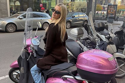 «Самая сексуальная в мире волейболистка» показала вид сзади на мотоцикле