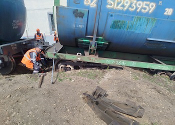 В Приамурье произошел сход вагонов с битумом