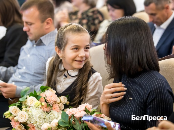 Вячеслав Гладков вручил награды губернаторским стипендиатам в сфере культуры Вячеслав Гладков вручил награды губернаторским стипендиатам в сфере культуры