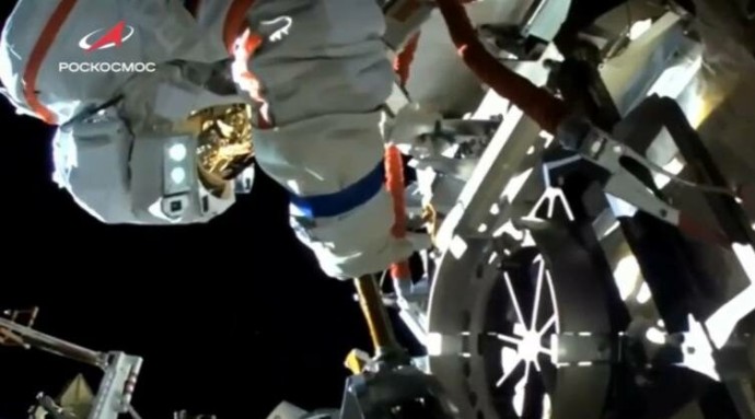 Космонавты Роскосмоса установили аппаратуру для научного эксперимента «Экран-М» на МКС