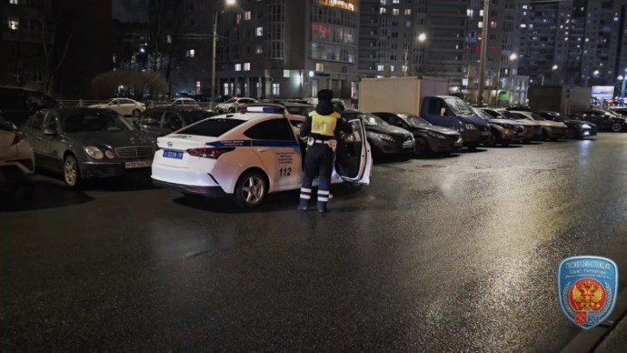 Полиция наказала мужчину, который едва не сбил людей на остановке в Приморском районе