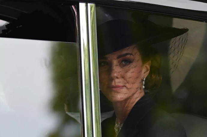 На фоне слухов о парике Кейт Миддлтон впервые ответила на вопрос о волосах На фоне слухов о парике Кейт Миддлтон впервые ответила на вопрос о волосах