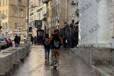 В центре Москвы двое нарушителей на одном самокате сбили женщину с коляской