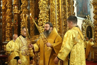 Митрополит Исидор отслужил литургию в Смоленском Успенском кафедральном соборе