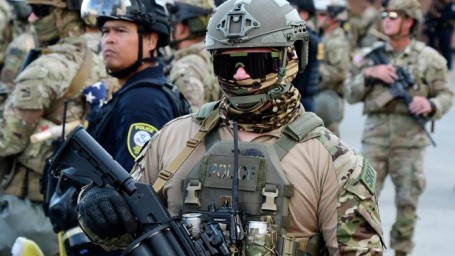 Протестующих в Сан-Антонио сопровождает полицейский вертолет