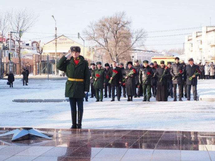 Уссурийцы почтили память неизвестных солдат на площади Победы Уссурийцы почтили память неизвестных солдат на площади Победы