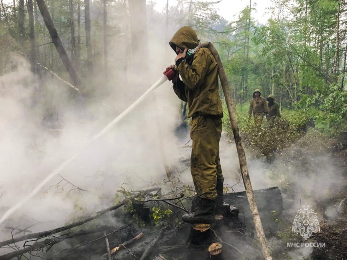 14 лесных пожаров действуют в Якутии