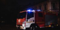 В Астрахани более 4 часов тушили объятую пламенем двухэтажку