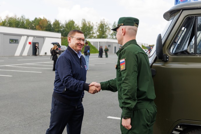 Первый вице-спикер СФ Якушев передал 30 внедорожников на нужды СВО