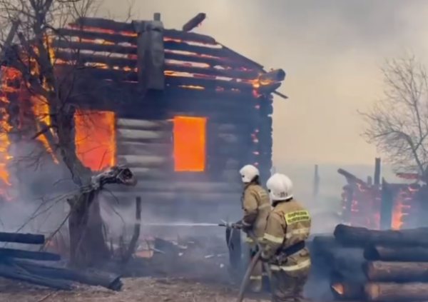В Бурятии природный пожар перекинулся на село