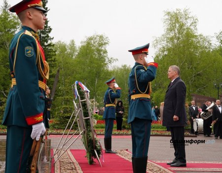 Радий Хабиров почтил память героев Великой Отечественной войны