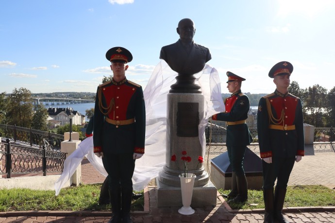 В Костроме появился бюст в память о погибшем в теракте генерале