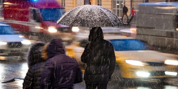 Москвичей предупреждают о мокром снеге и гололедице