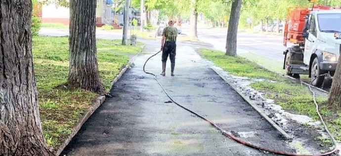 Власти Новосибирска объяснили, почему рабочие мыли улицы города с шампунем