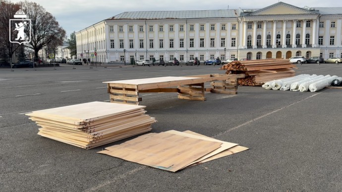 В Ярославле на Советской площади начали возводить каток В Ярославле на Советской площади начали возводить каток