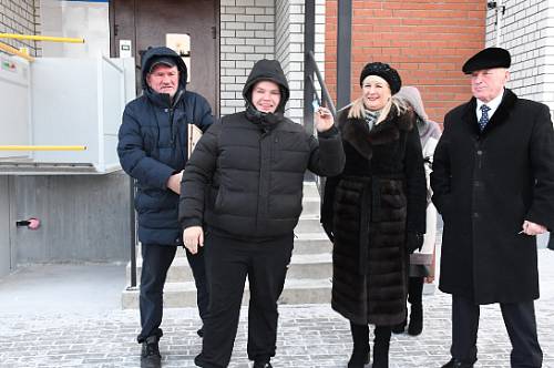 В преддверии Нового года в Ивановке работникам АПК вручили ключи от квартир