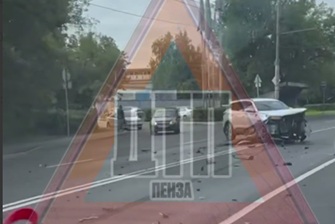 Вокруг разбросаны обломки: около Пензы-3 столкнулись две иномарки Вокруг разбросаны обломки: около Пензы-3 столкнулись две иномарки