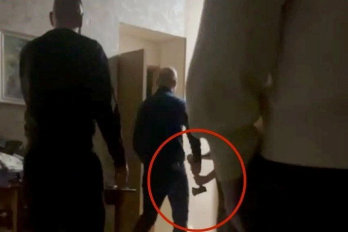 Петербуржец пробил топором холодильник шумного соседа