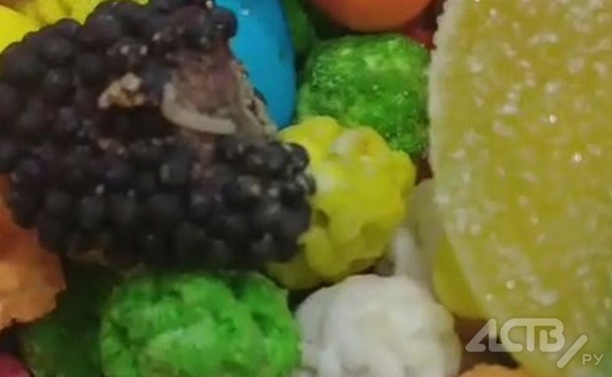 "Микс сладкого и отвратительного": ещё один сахалинец обнаружил личинку в купленных конфетах "Микс сладкого и отвратительного": ещё один сахалинец обнаружил личинку в купленных конфетах
