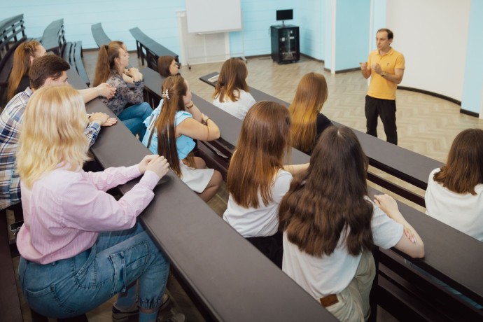 В СФ предлагают включить в общую нагрузку педагогов вузов работу со школьниками