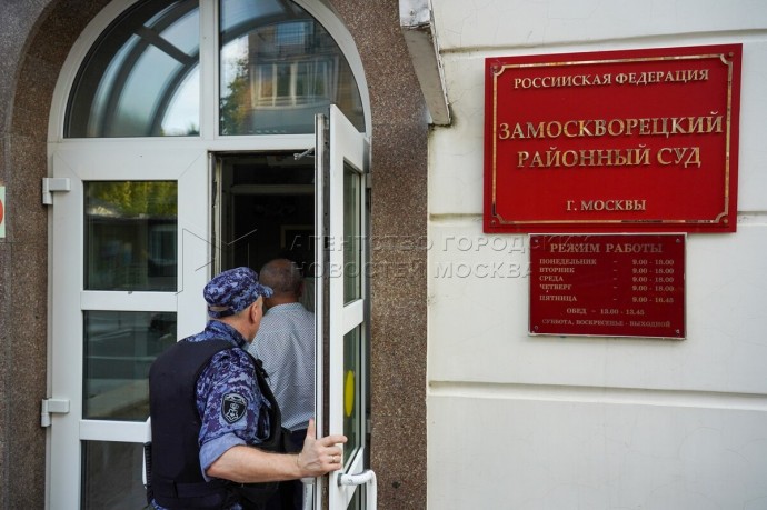 Суд в Москве арестовал главреда канала Baza Глеба Трифонова по делу о взятке