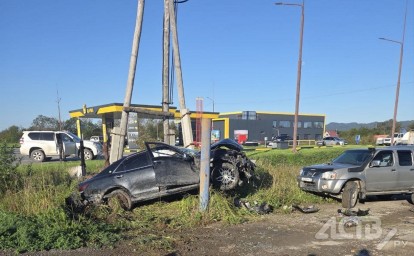 "Ни одной царапины": девушка на "Кроуне" вылетела с дороги и врезалась в забор в Аниве