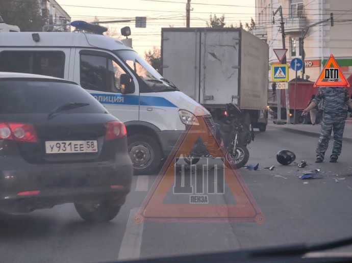 На улице Свердлова в Пензе мотоциклист столкнулся с полицейской машиной
