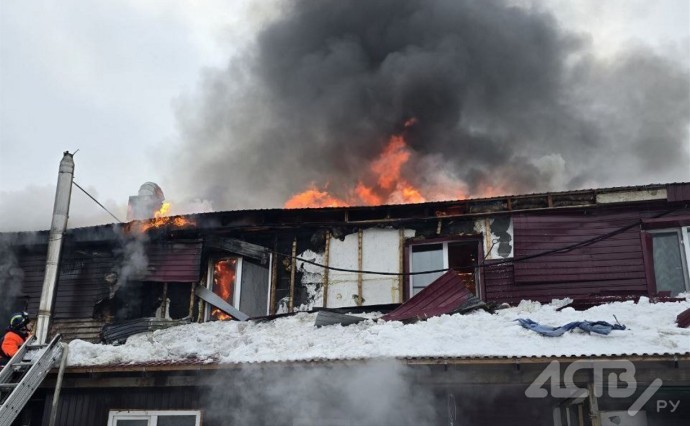 Очевидцы: пострадавшую при пожаре женщину увезли на скорой в Южно-Сахалинске Очевидцы: пострадавшую при пожаре женщину увезли на скорой в Южно-Сахалинске