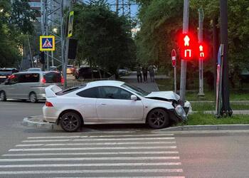 В Благовещенске автомобиль врезался в светофор