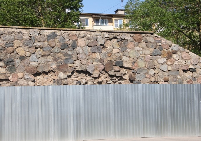 В Великом Новгороде приступили к реставрации подпорных стен древнего вала