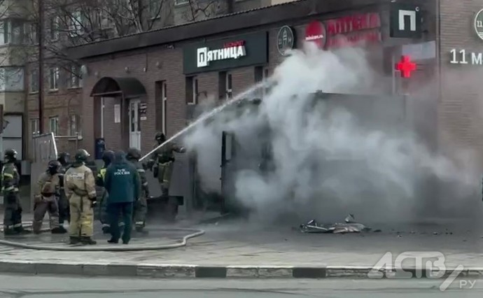Новые кадры пожара в цветочном магазине в Южно-Сахалинске: пламя угрожало соседнему зданию