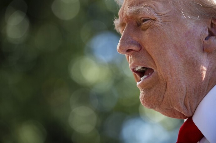 Трамп неожиданно объяснил, почему не спотыкается на лестницах как Байден