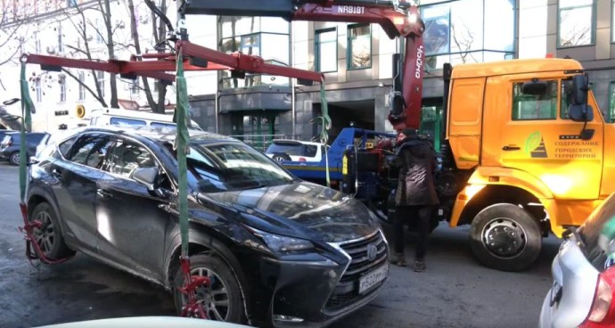 Эвакуаторы регулярно увозят десятки машин с платных парковок во Владивостоке Эвакуаторы регулярно увозят десятки машин с платных парковок во Владивостоке