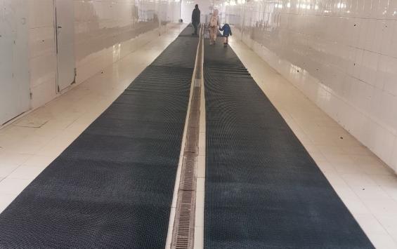 В Курске в подземных переходах на проспекте Плевицкой обновили покрытие по просьбам жителей