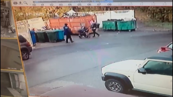 На видео камеры наблюдения попала женщина, оставившая коляску с младенцем на Московском проспекте На видео камеры наблюдения попала женщина, оставившая коляску с младенцем на Московском проспекте