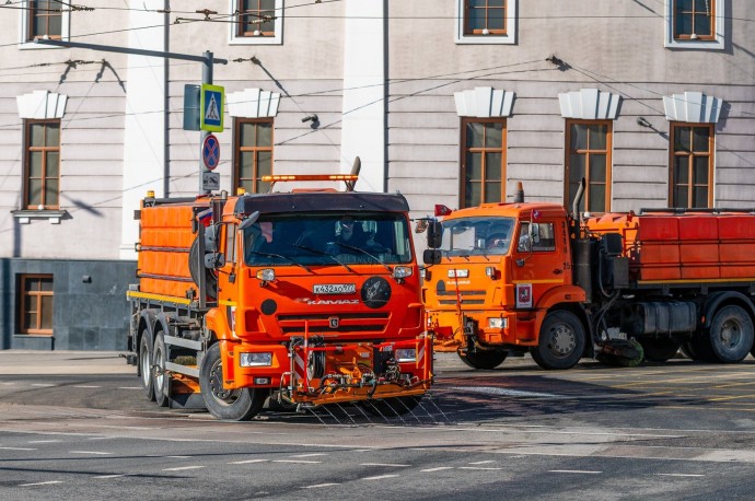 Коммунальную технику в Москве перевели на летний режим работы