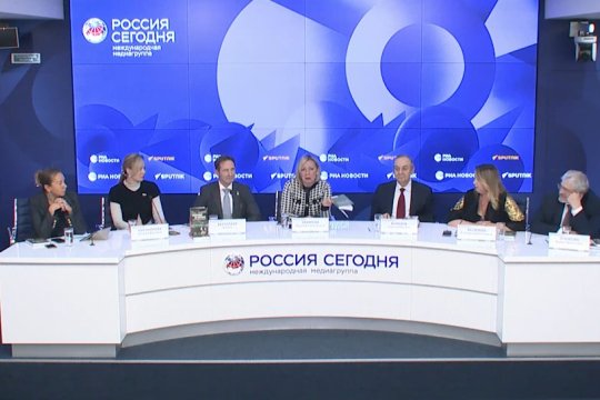 Захарова посоветовала Пугачевой почитать книгу Бертолази о конфликте на Украине Захарова посоветовала Пугачевой почитать книгу Бертолази о конфликте на Украине