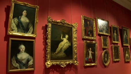 В Михайловском замке открылась грандиозная портретная выставка «В зеркале судьбы»