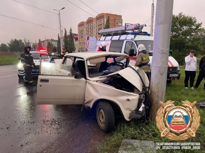 В Башкирии водитель влетел в электроопору и погиб