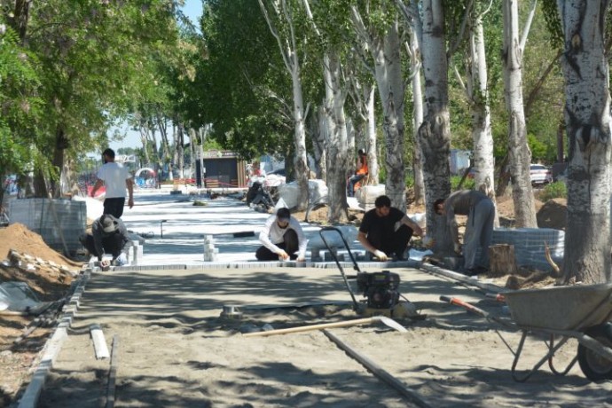 В Астрахани продолжают благоустраивать Комсомольскую набережную