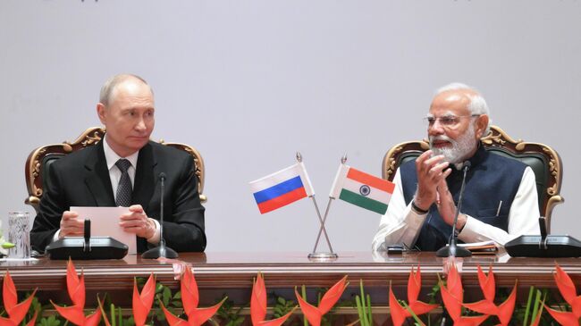 Сотрудничество России и Индии не дает спать в США и ЕС, считает эксперт