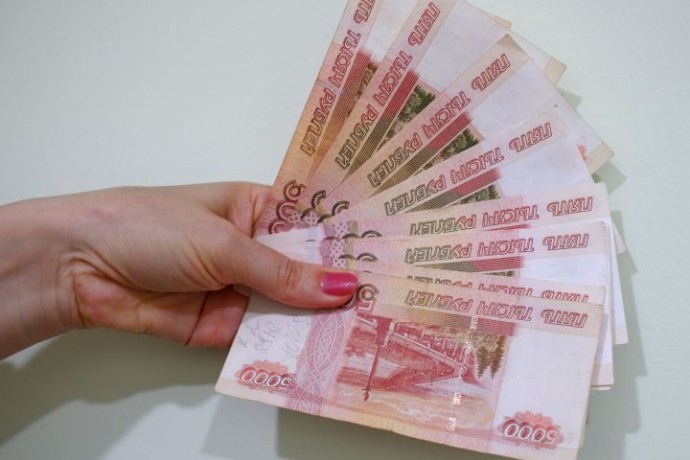 Кто зарабатывает от 300 тысяч рублей в месяц в России