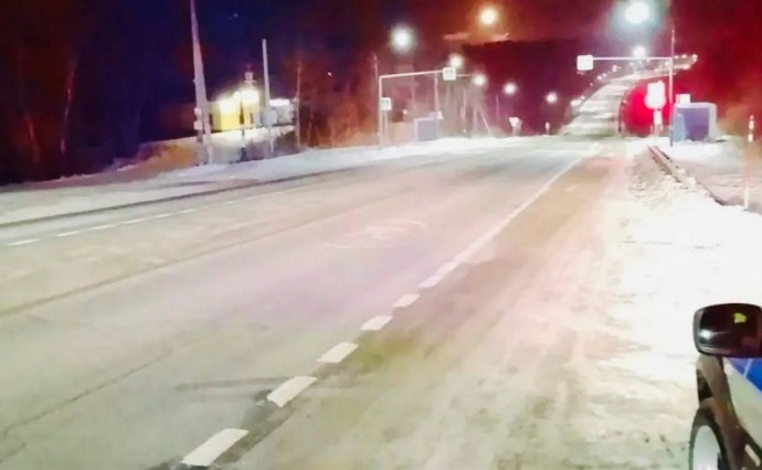 Снежный накат на трассах Сахалина: дорожники ведут обработку Снежный накат на трассах Сахалина: дорожники ведут обработку