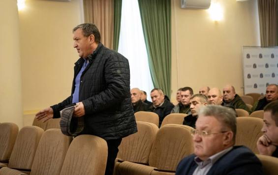 Мэр Курска обсудил с управляющими компаниями детские площадки, парковки и отопление