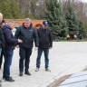 Илья Беспалов проверил, как идет установка плит с именами погибших красноармейцев