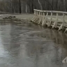 "Вода продолжает прибывать": новые кадры затопленной дороги в Тымовском районе