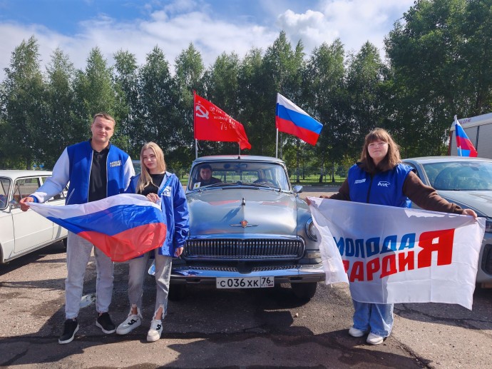 Автопробег «Zа Россию!» прошел в Ярославле в преддверии Дня российского флага